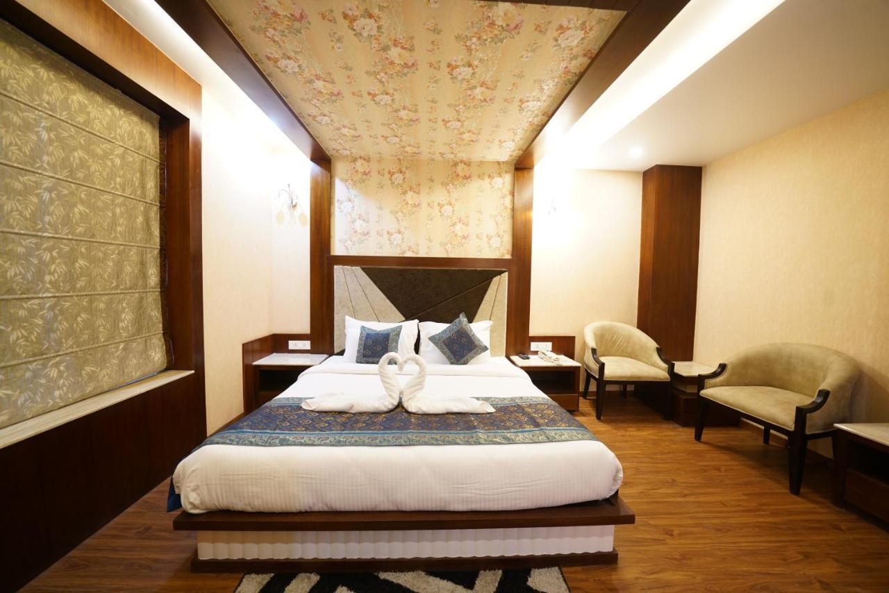 Square Inn Hotel,Варанаси Экстерьер фото