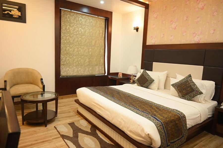 Square Inn Hotel,Варанаси Экстерьер фото