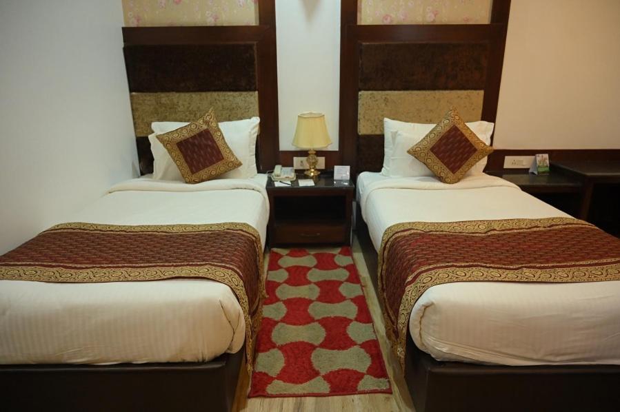 Square Inn Hotel,Варанаси Экстерьер фото
