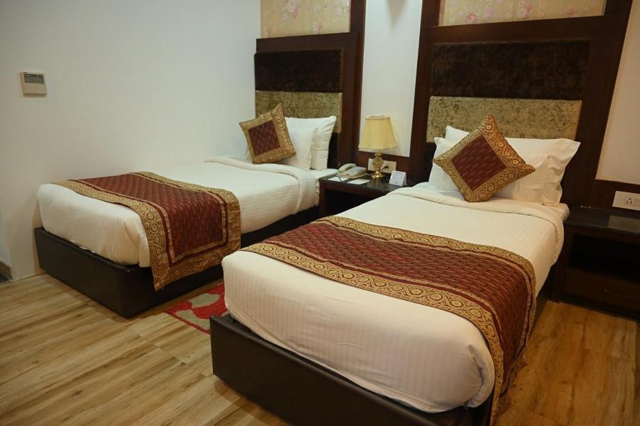 Square Inn Hotel,Варанаси Экстерьер фото
