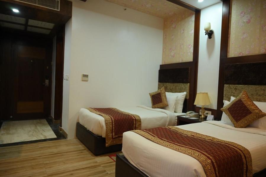 Square Inn Hotel,Варанаси Экстерьер фото