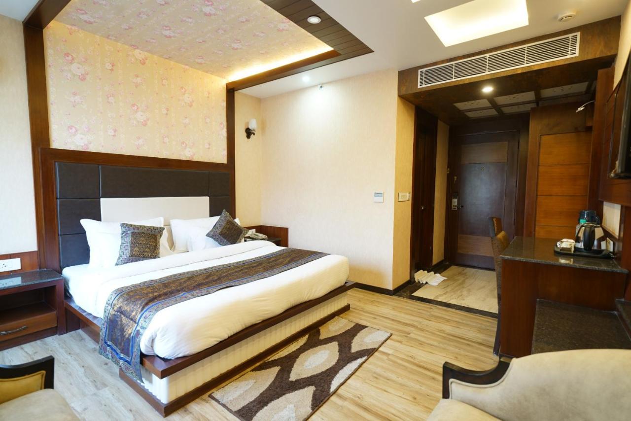 Square Inn Hotel,Варанаси Экстерьер фото