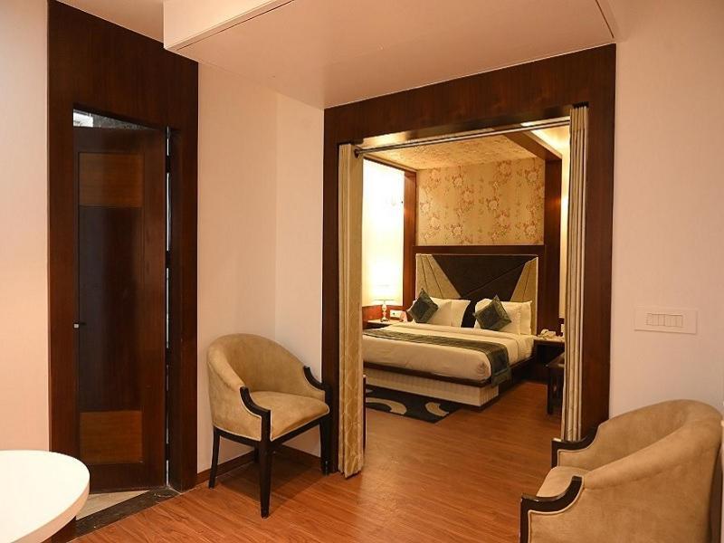 Square Inn Hotel,Варанаси Экстерьер фото