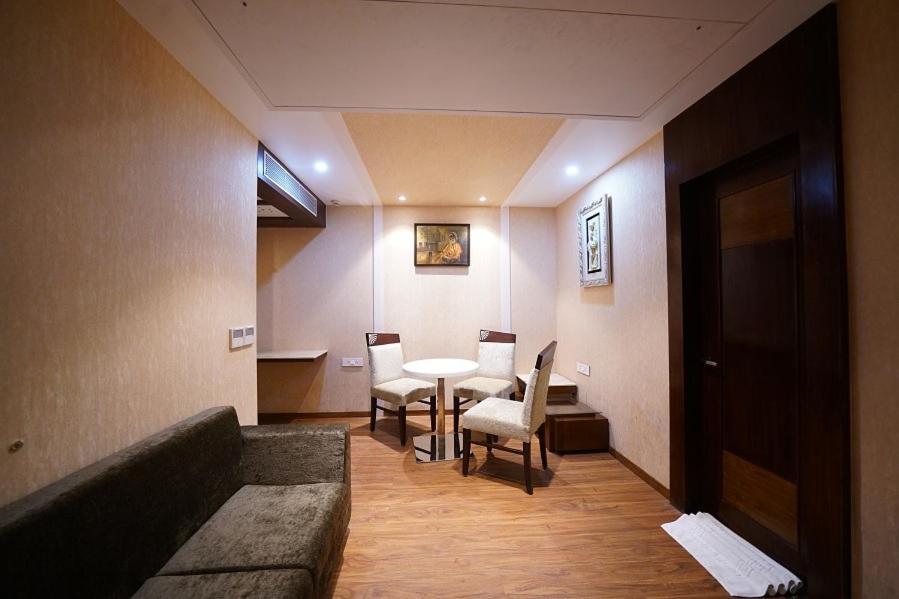 Square Inn Hotel,Варанаси Экстерьер фото