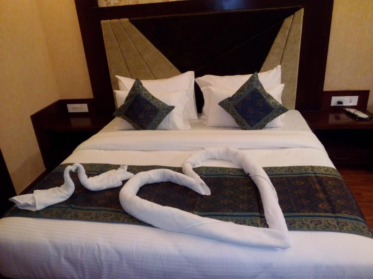 Square Inn Hotel,Варанаси Экстерьер фото