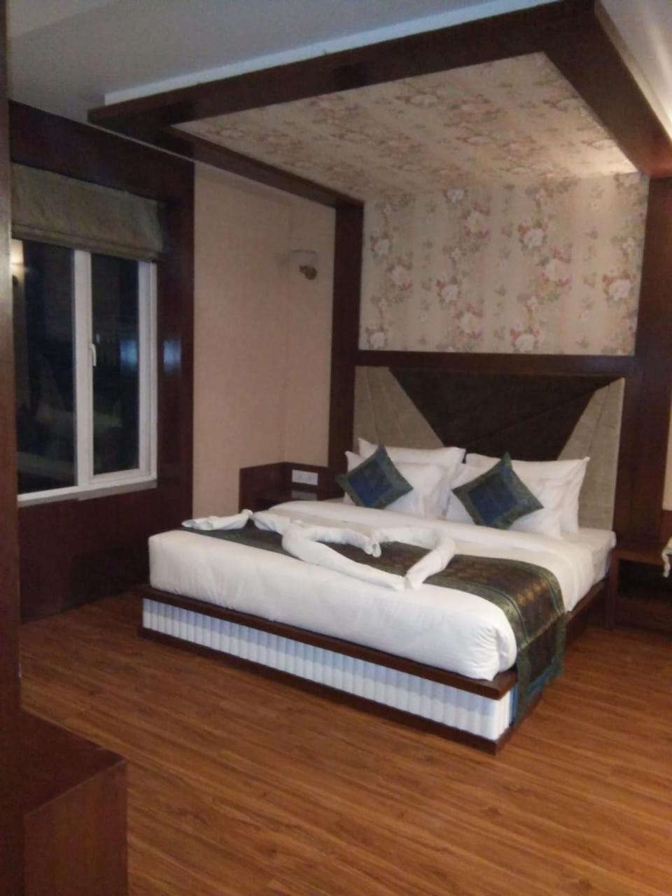 Square Inn Hotel,Варанаси Экстерьер фото