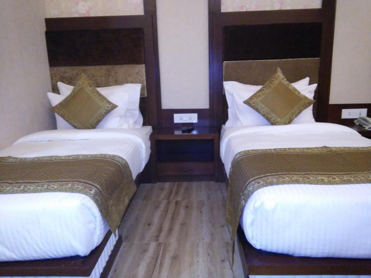 Square Inn Hotel,Варанаси Экстерьер фото