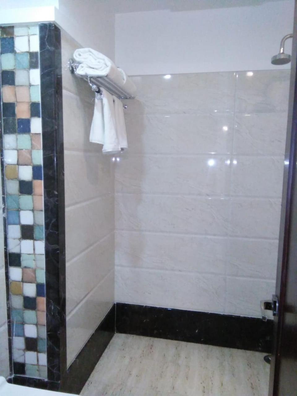 Square Inn Hotel,Варанаси Экстерьер фото