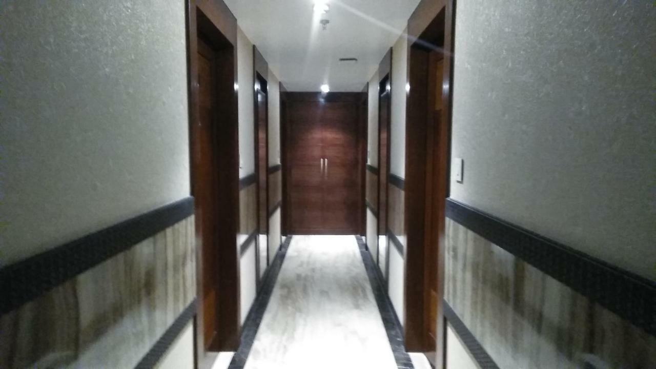 Square Inn Hotel,Варанаси Экстерьер фото