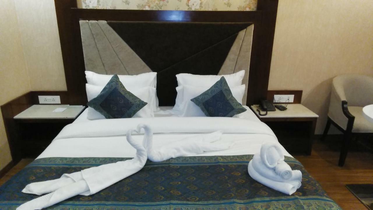 Square Inn Hotel,Варанаси Экстерьер фото