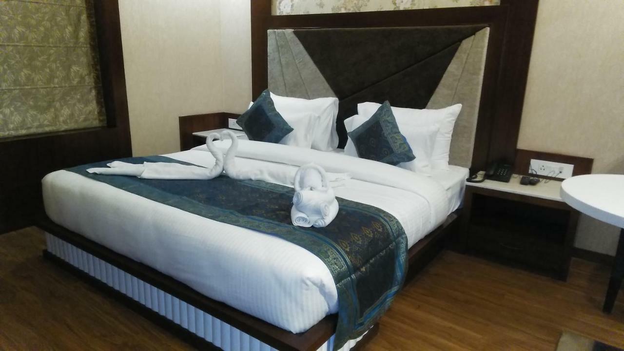 Square Inn Hotel,Варанаси Экстерьер фото