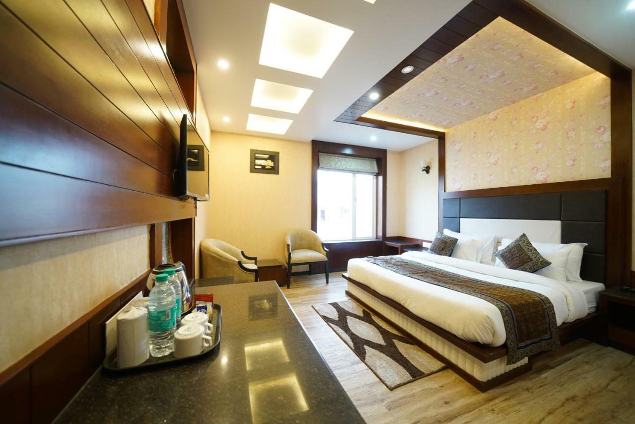 Square Inn Hotel,Варанаси Экстерьер фото