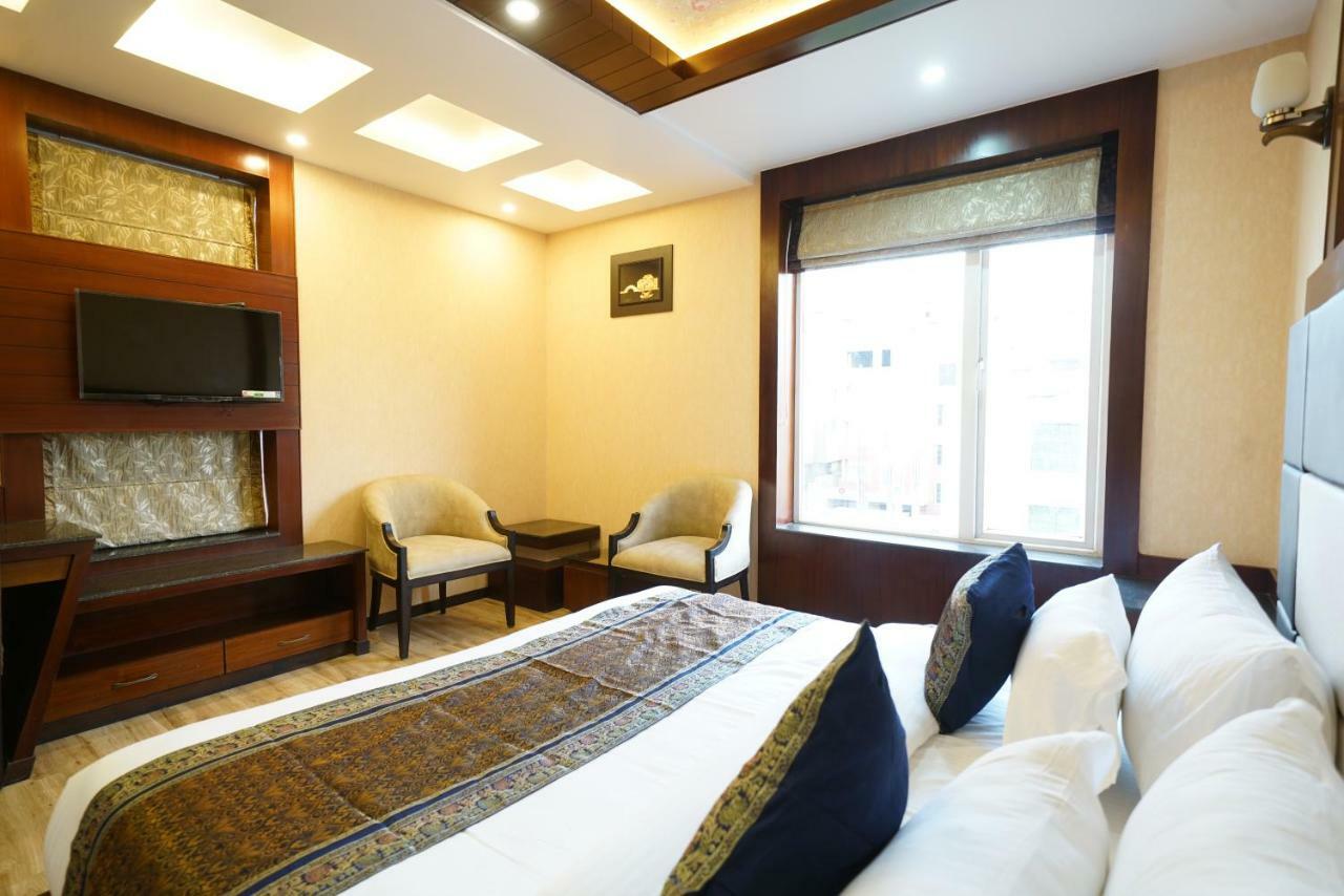 Square Inn Hotel,Варанаси Экстерьер фото