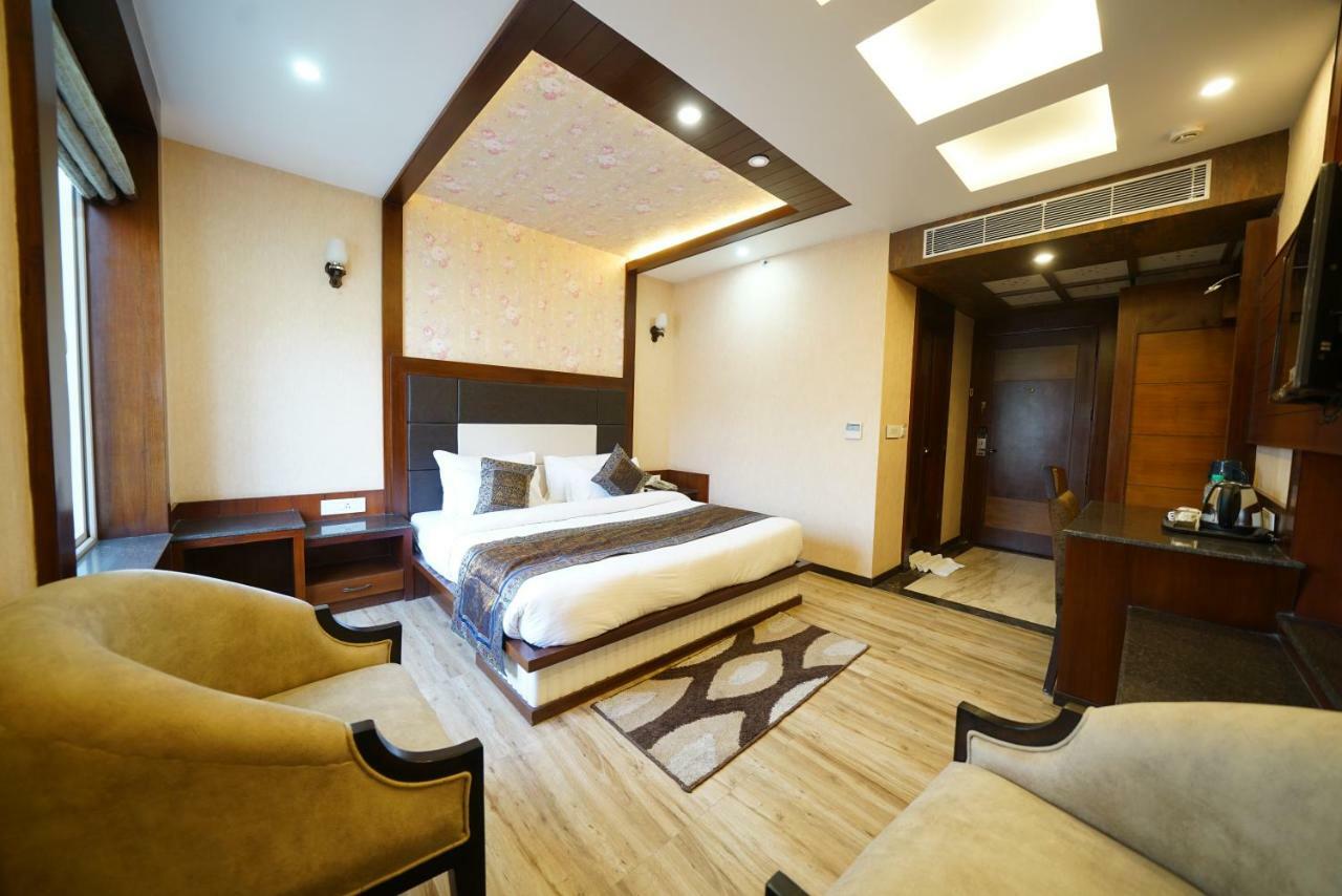 Square Inn Hotel,Варанаси Экстерьер фото