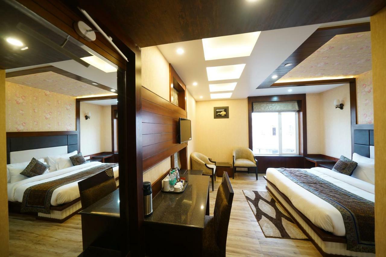 Square Inn Hotel,Варанаси Экстерьер фото