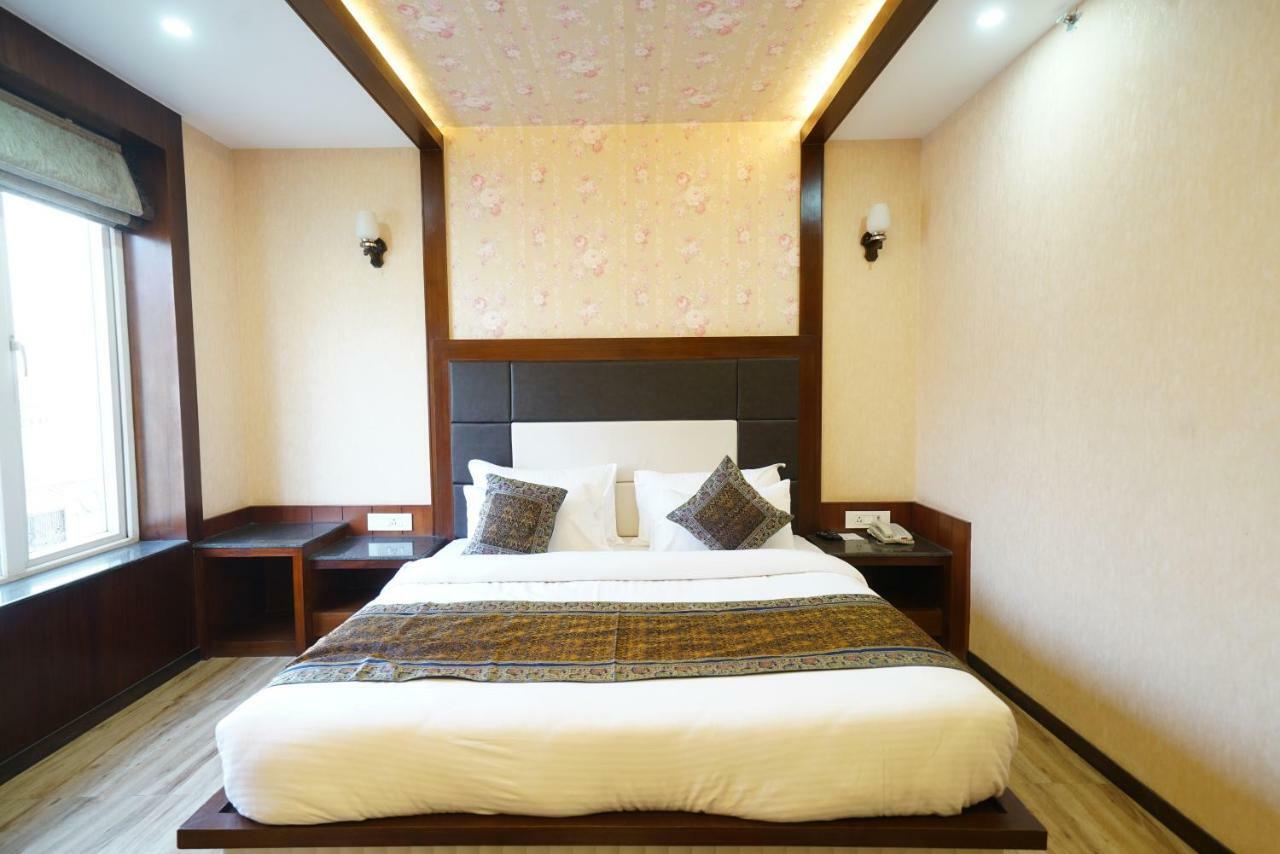Square Inn Hotel,Варанаси Экстерьер фото
