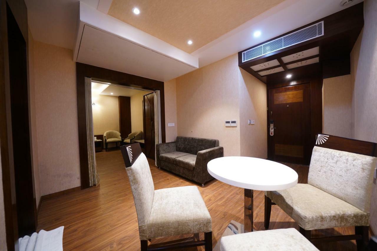 Square Inn Hotel,Варанаси Экстерьер фото